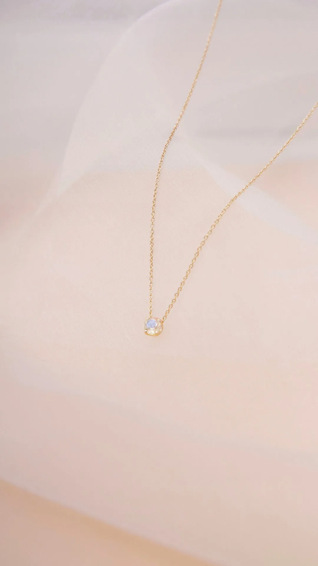 10K Gold Necklace w. Moonstone