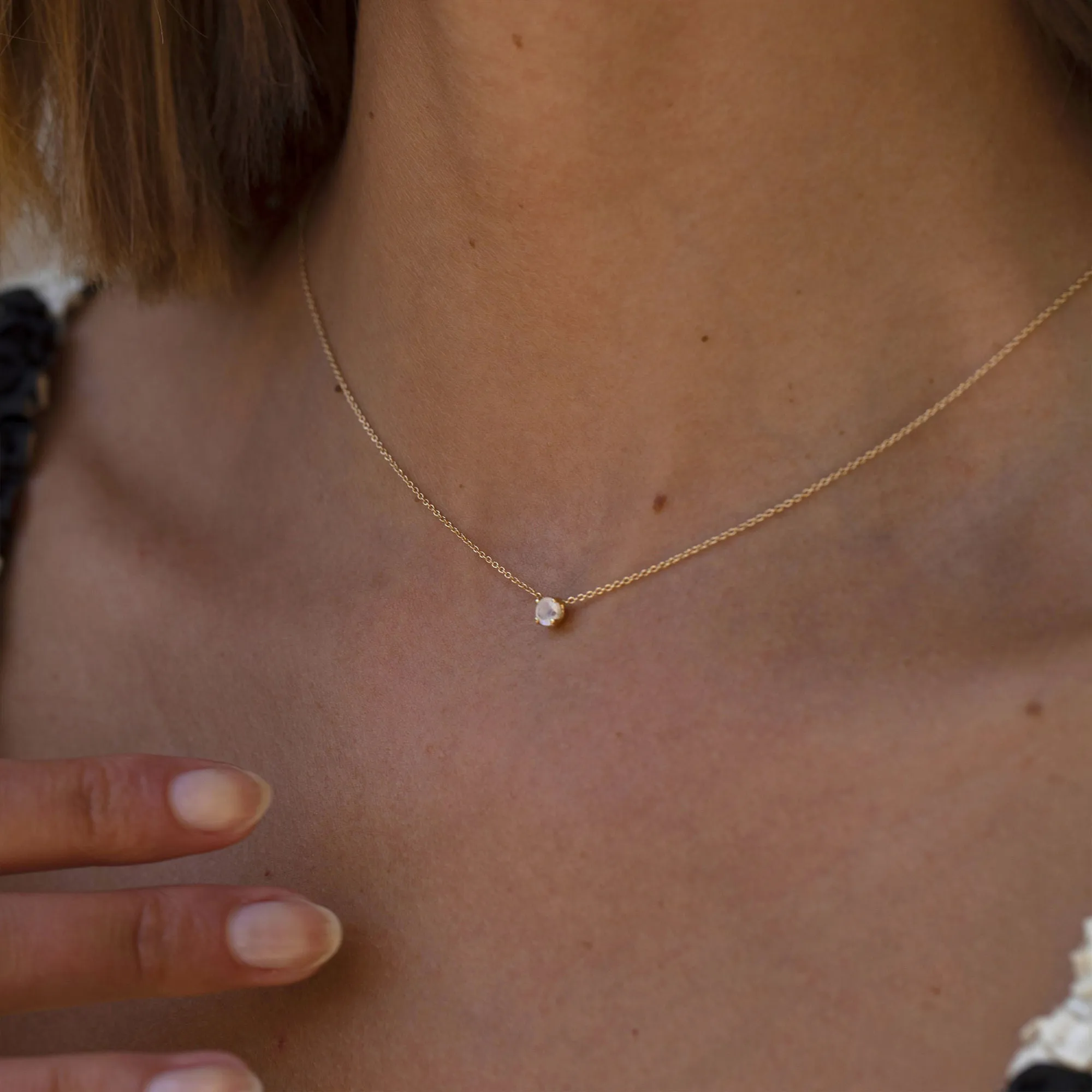 10K Gold Necklace w. Moonstone