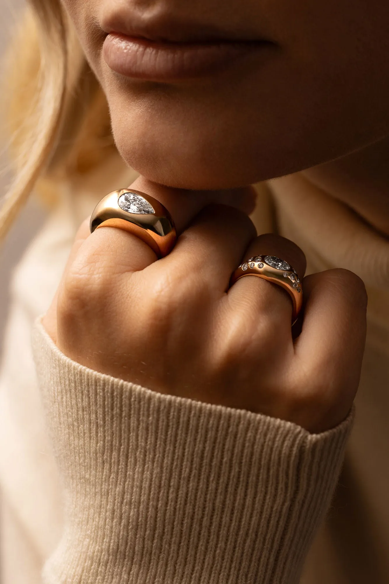 Curve 18K Gold Ring w. Diamond