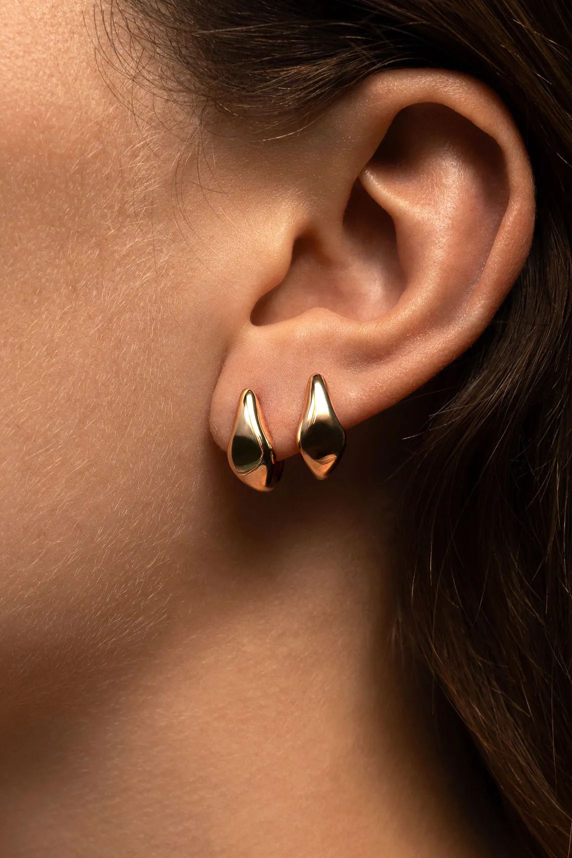 Curve Polished 18K Whitegold Huggies
