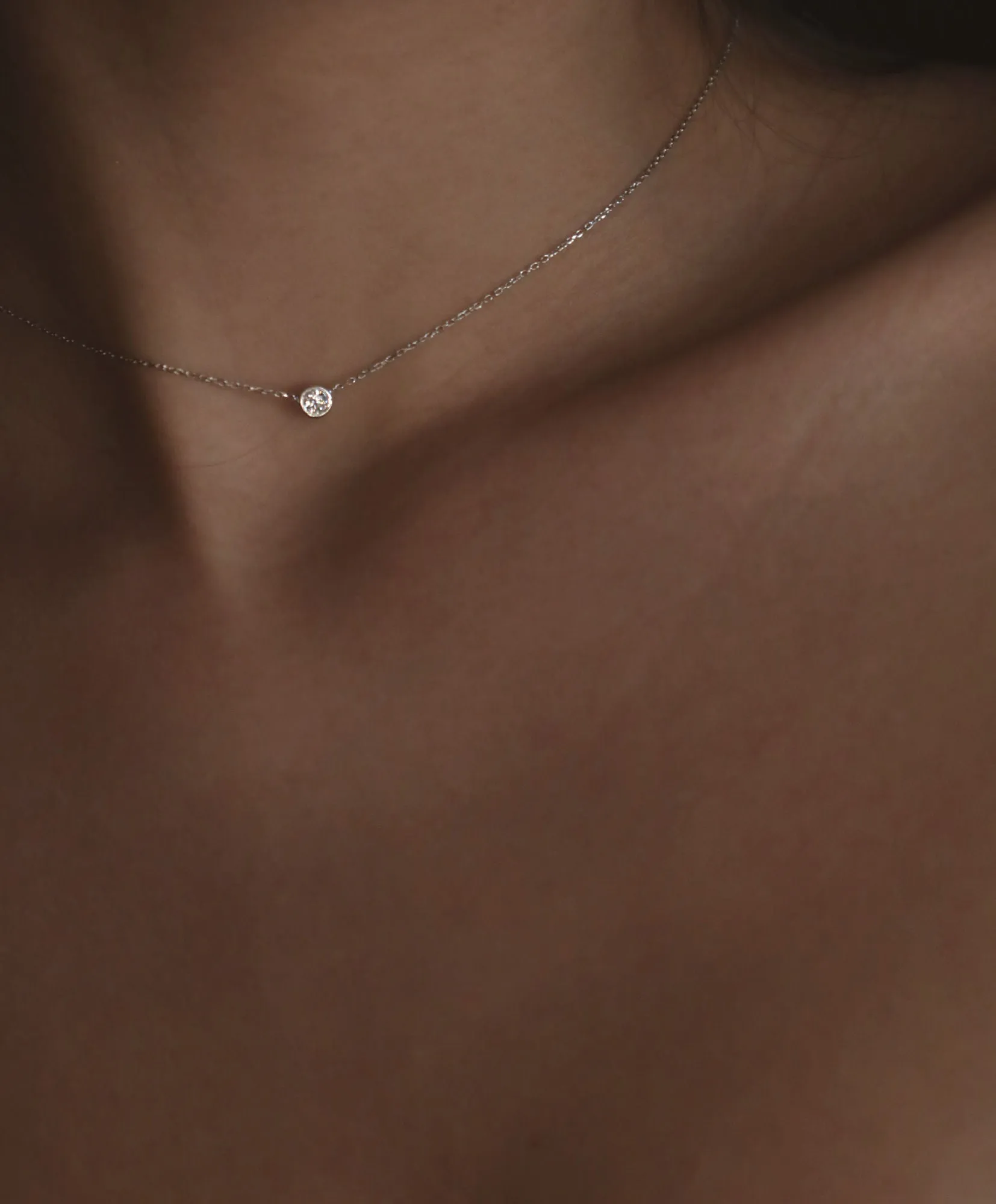 Dot 18K Gold Necklace w. Diamond
