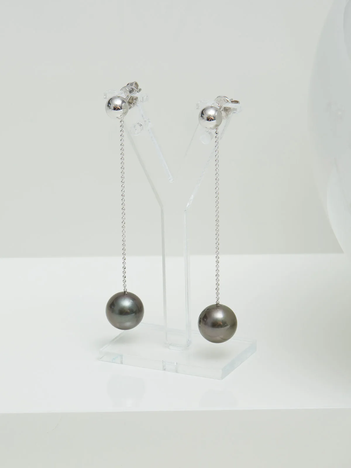 Elegant 18K Whitegold Earrings w. Pearls