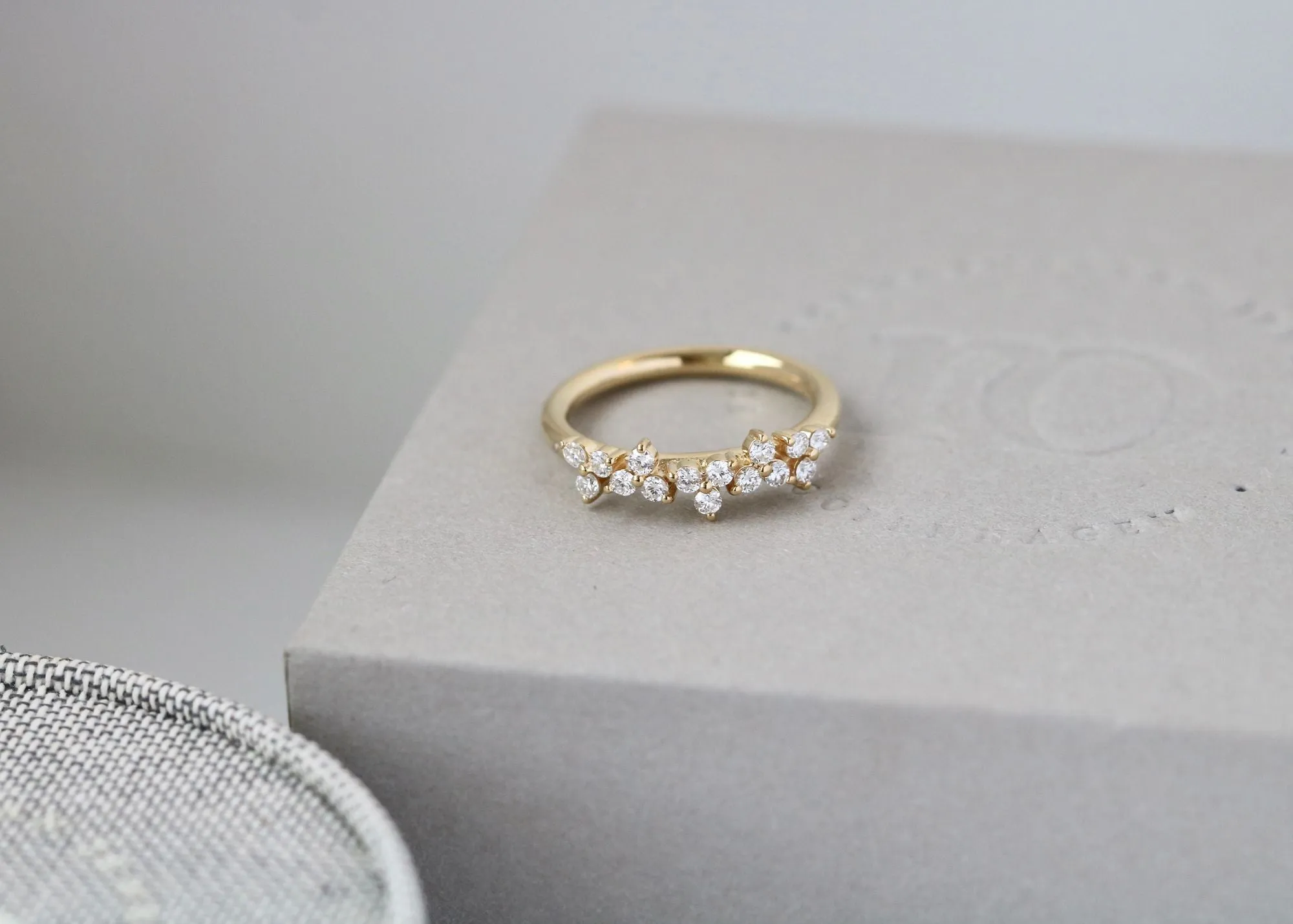 Fryd 18K Gold Ring w. 16 Diamonds