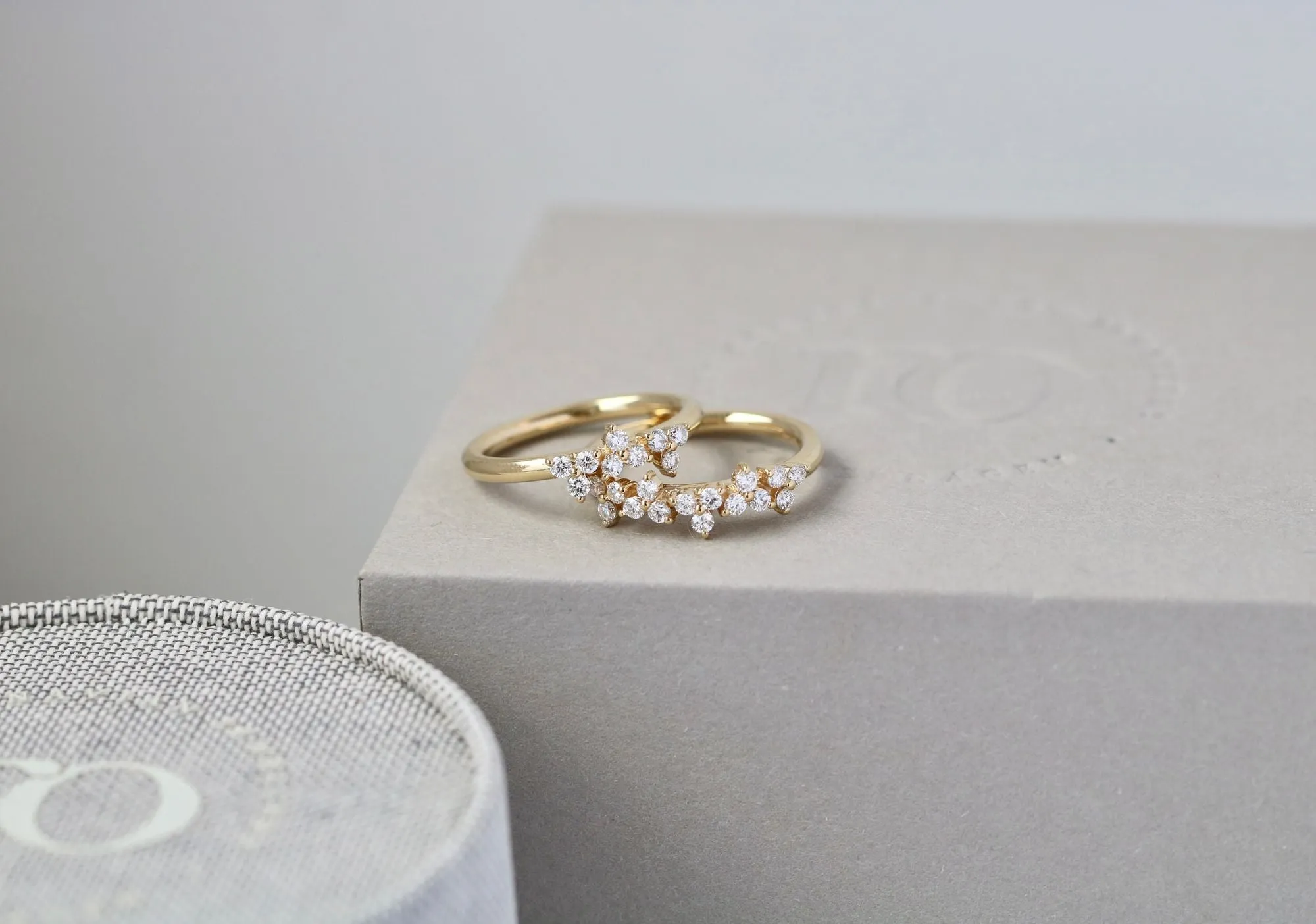 Fryd 18K Gold Ring w. 16 Diamonds