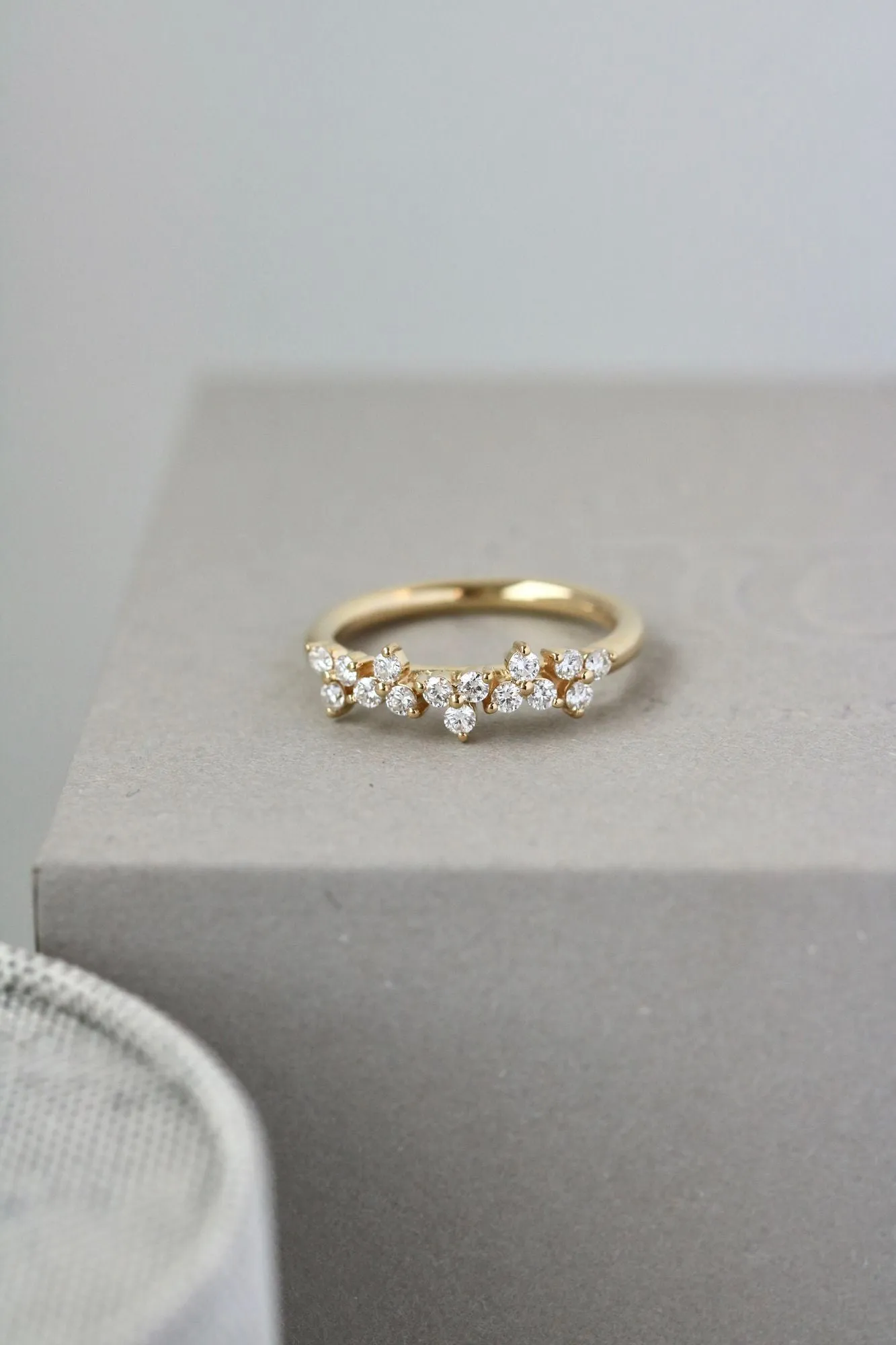 Fryd 18K Gold Ring w. 16 Diamonds