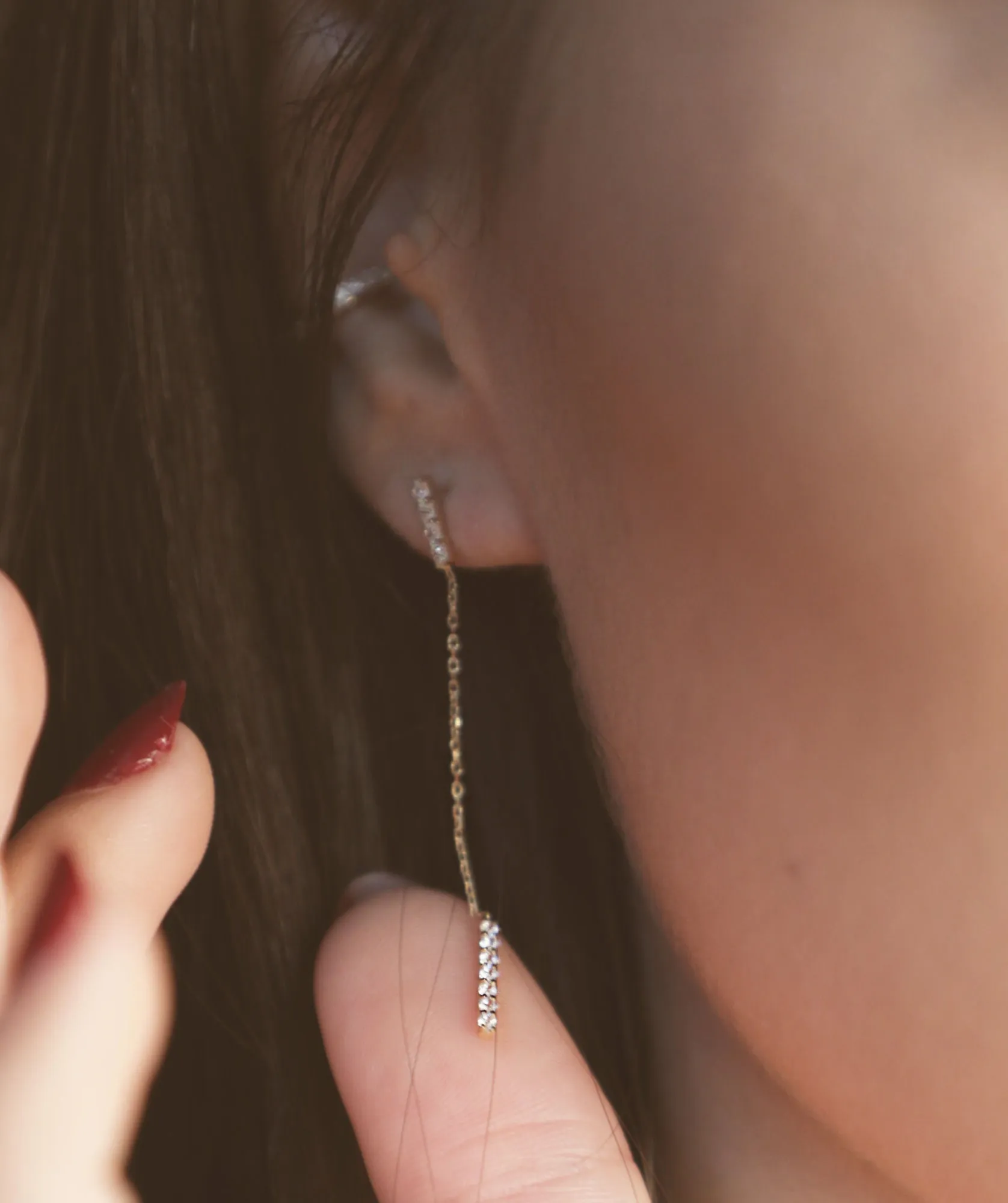 Hanging Bar 18K Gold Earring w. Diamonds