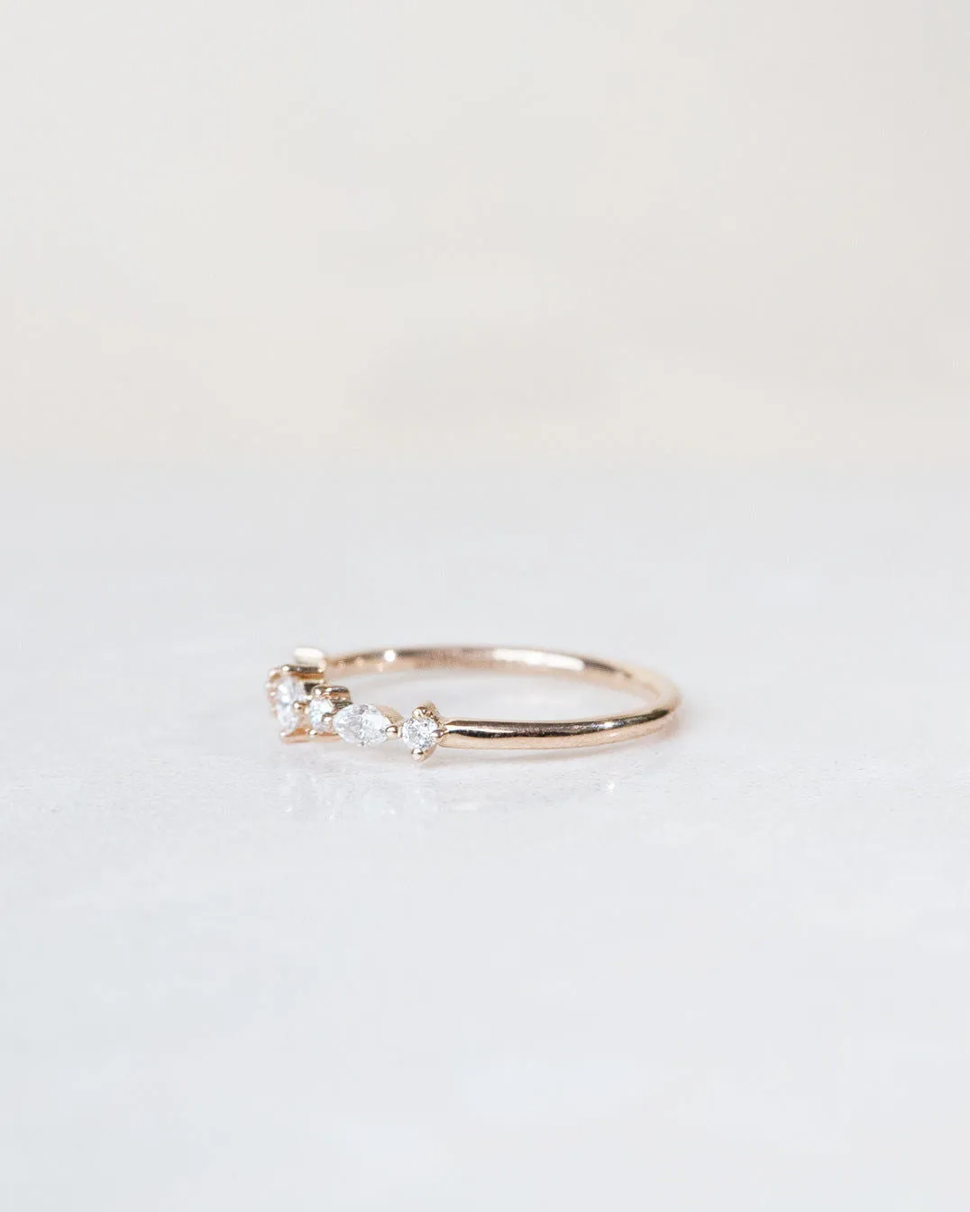 Hilda 18K Gold, Whitegold or Rosegold Ring w. Diamonds