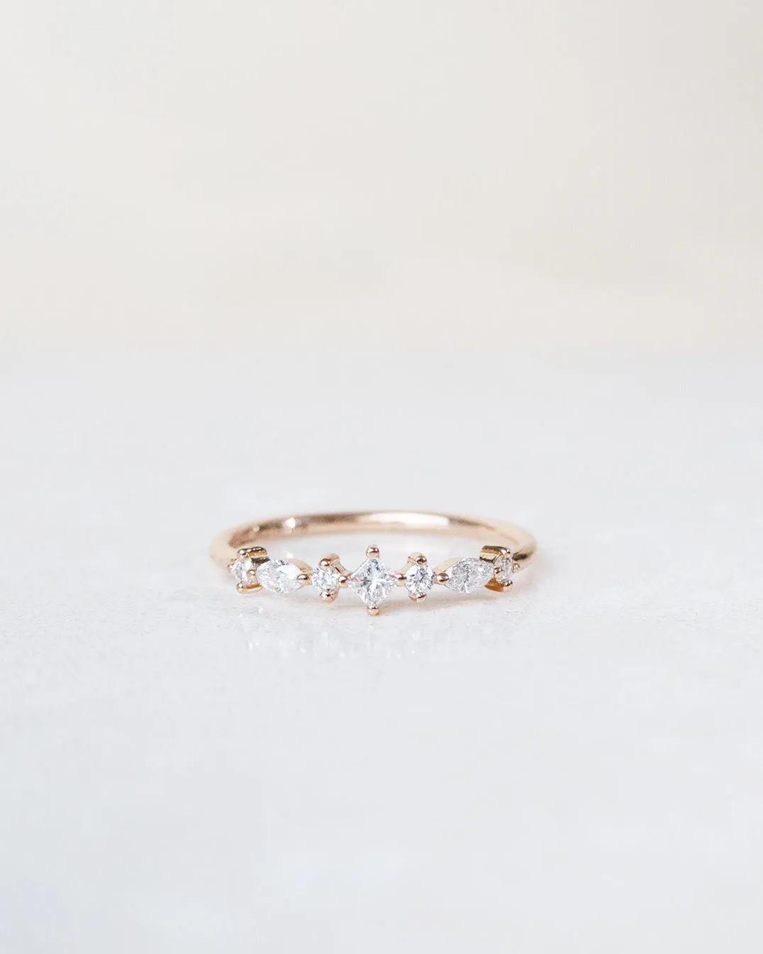 Hilda 18K Gold, Whitegold or Rosegold Ring w. Diamonds