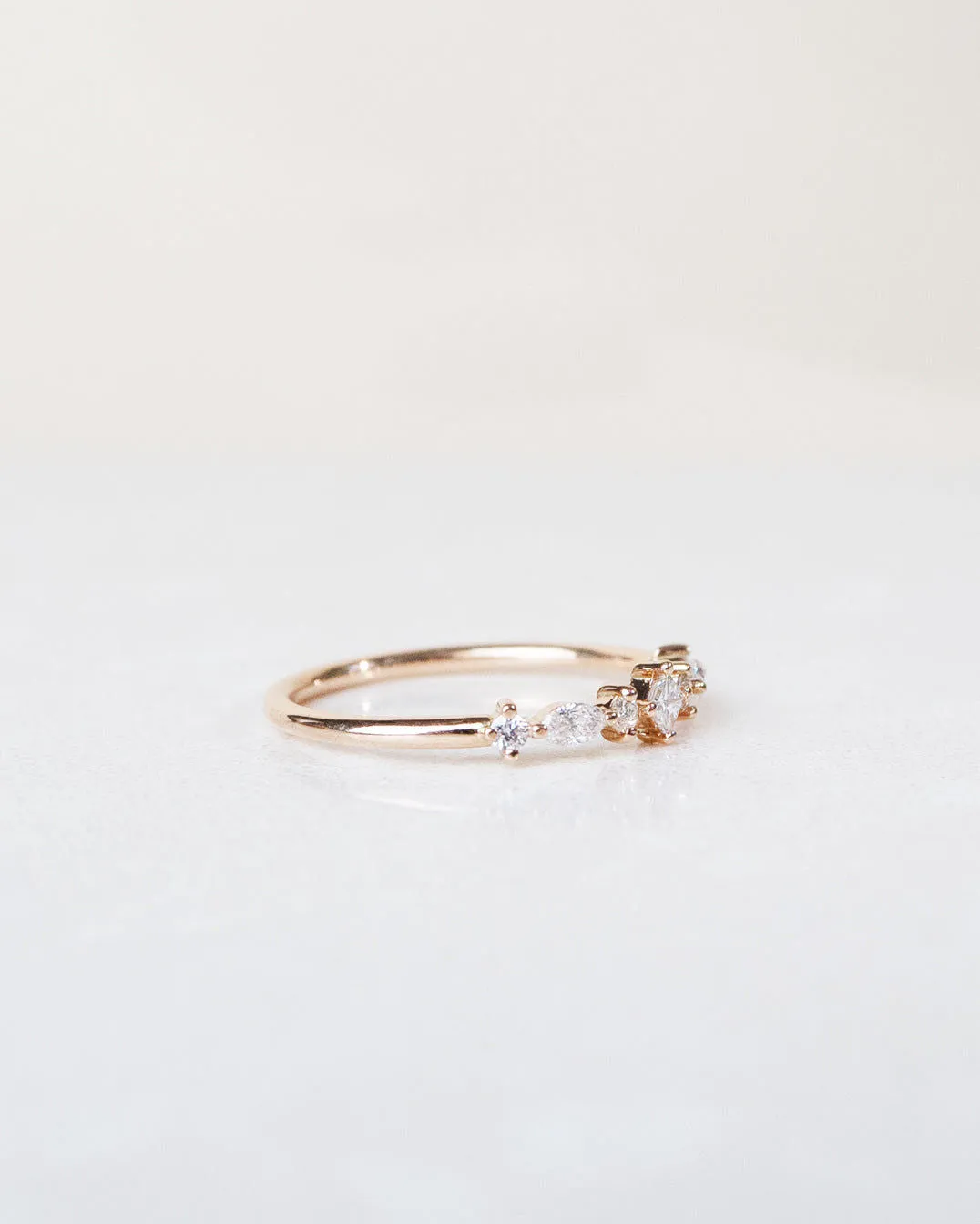 Hilda 18K Gold, Whitegold or Rosegold Ring w. Diamonds