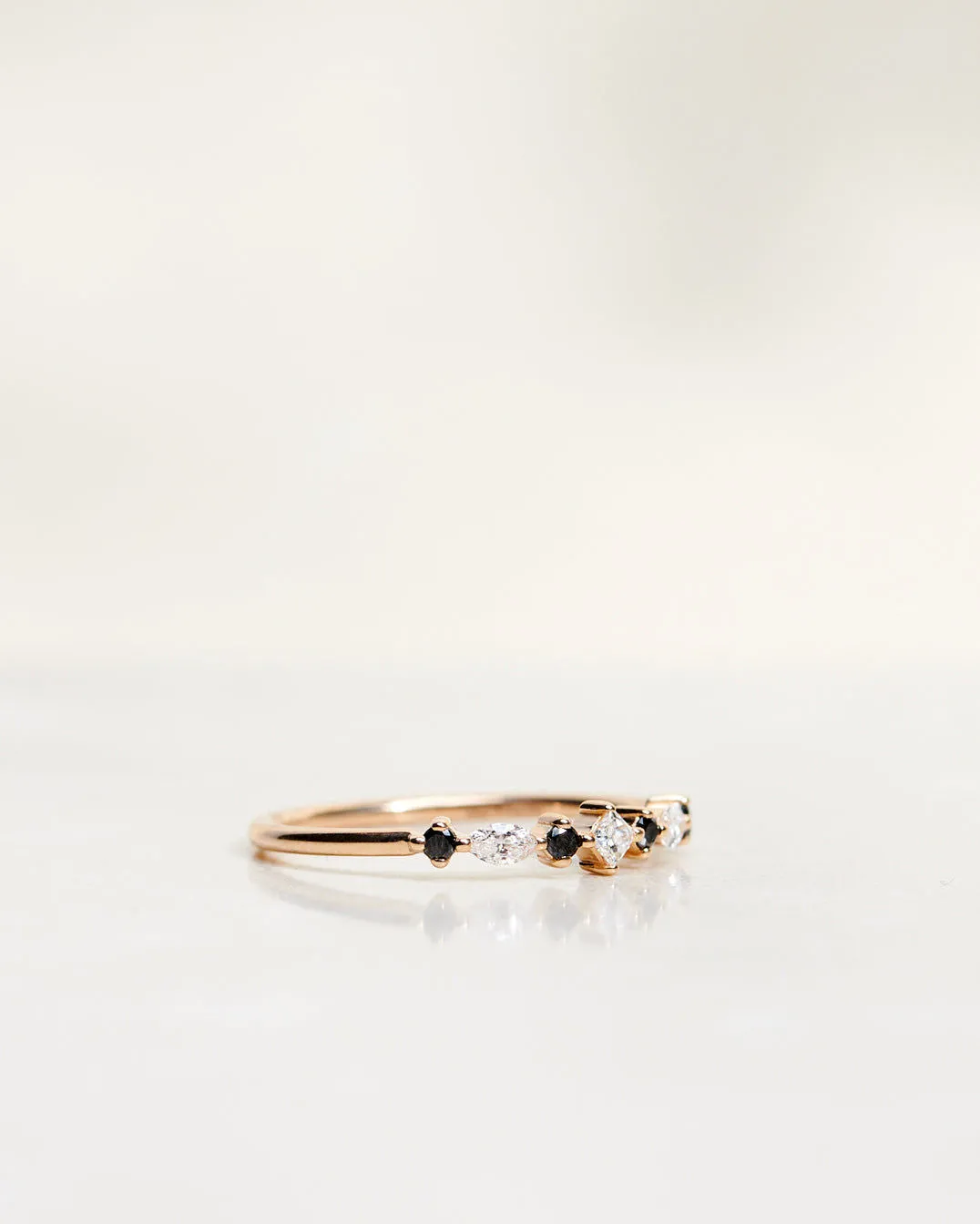 Hilda 18K Gold, Whitegold or Rosegold Ring w. Diamonds