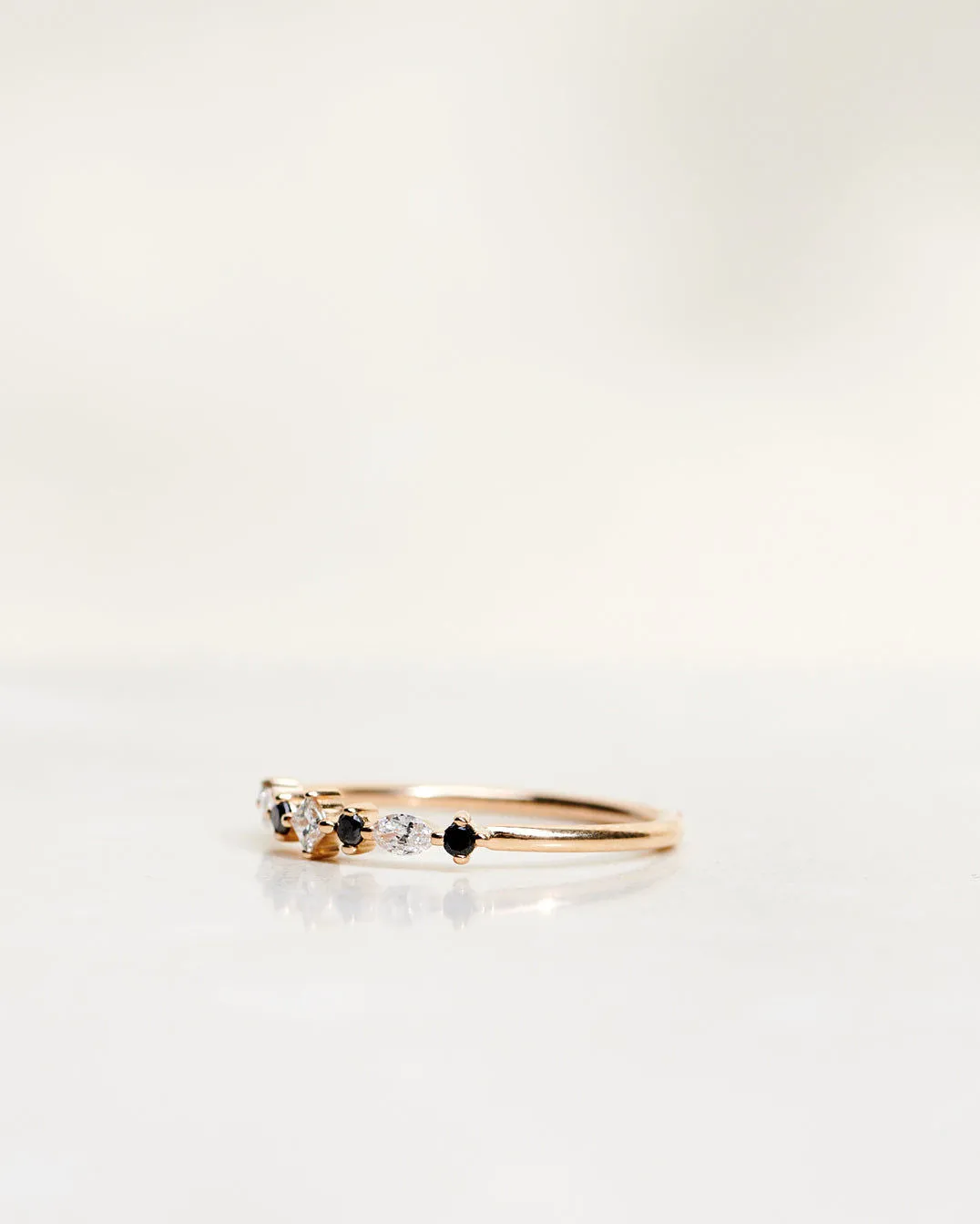 Hilda 18K Gold, Whitegold or Rosegold Ring w. Diamonds
