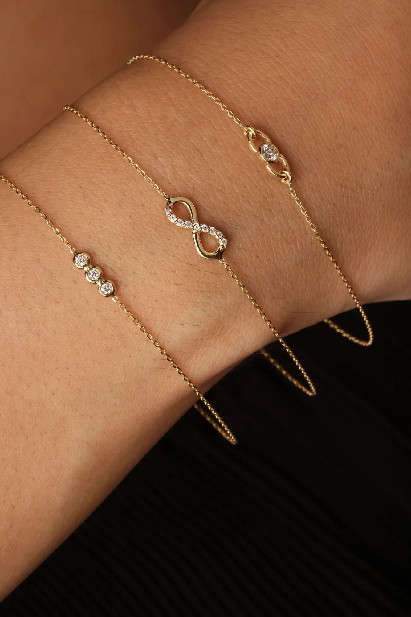 Infinity 18K White Gold Bracelet w. Diamonds