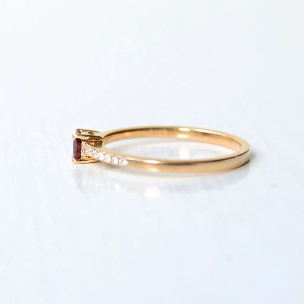 Kuda Rubi 18K Gold Ring w. Ruby & Diamonds