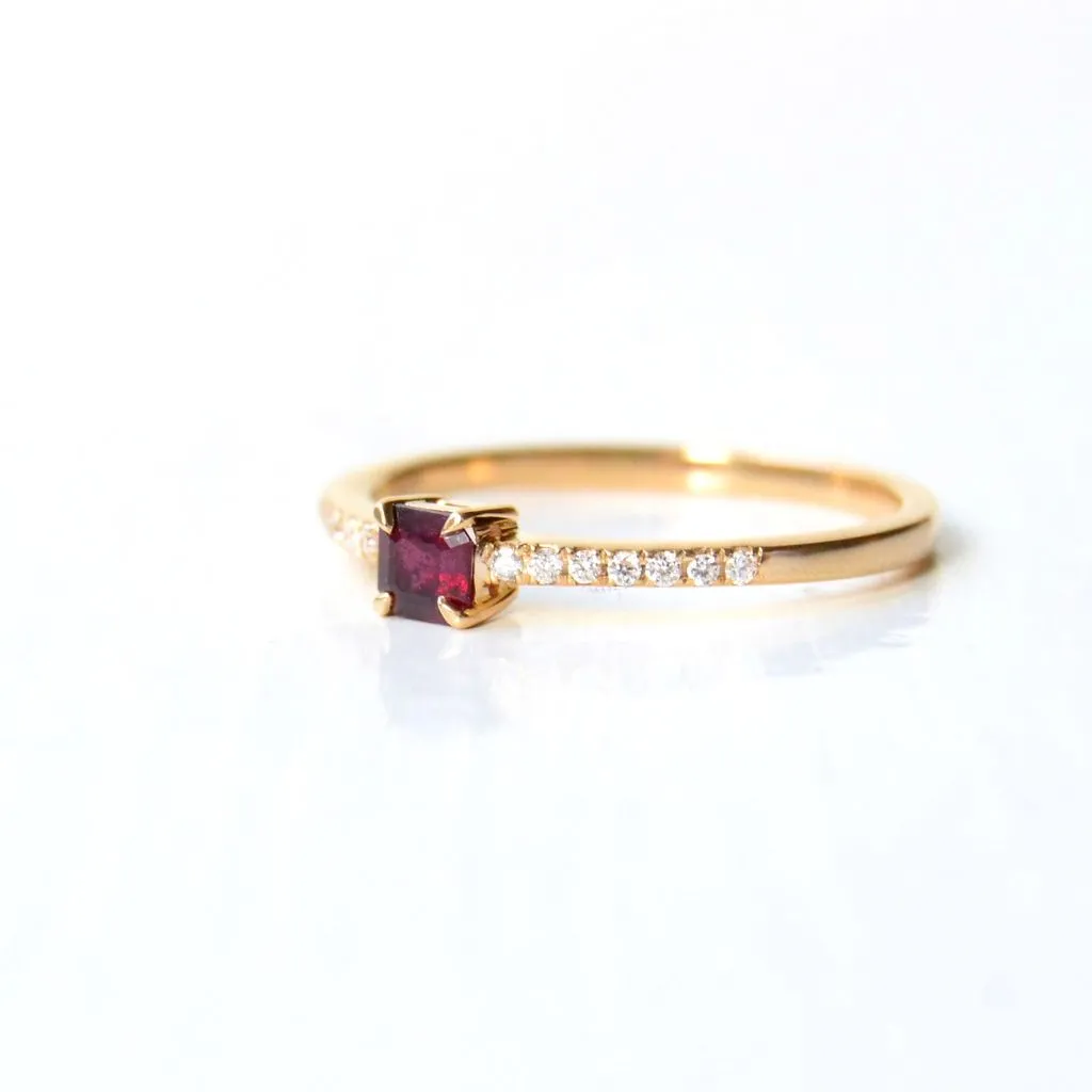 Kuda Rubi 18K Gold Ring w. Ruby & Diamonds