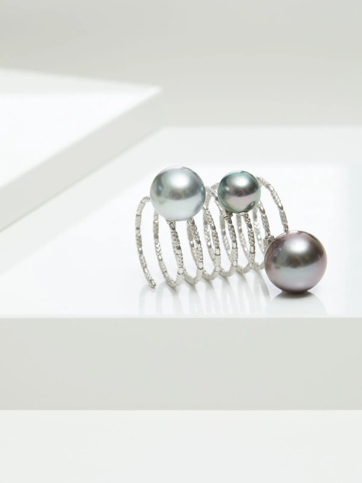 Long Wrap 18K Whitegold Ring w. Tahiti Pearls