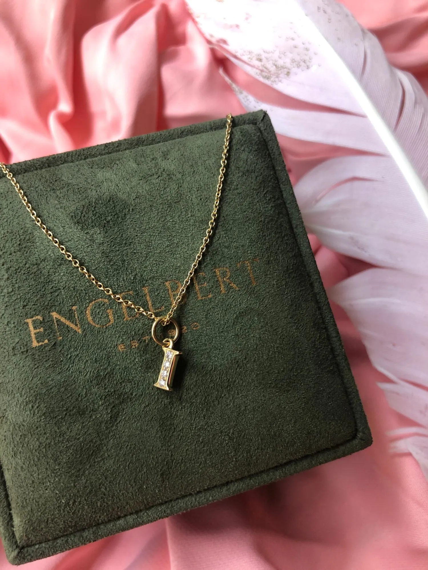 Love Letter O 18K Gold Necklace w. Diamonds