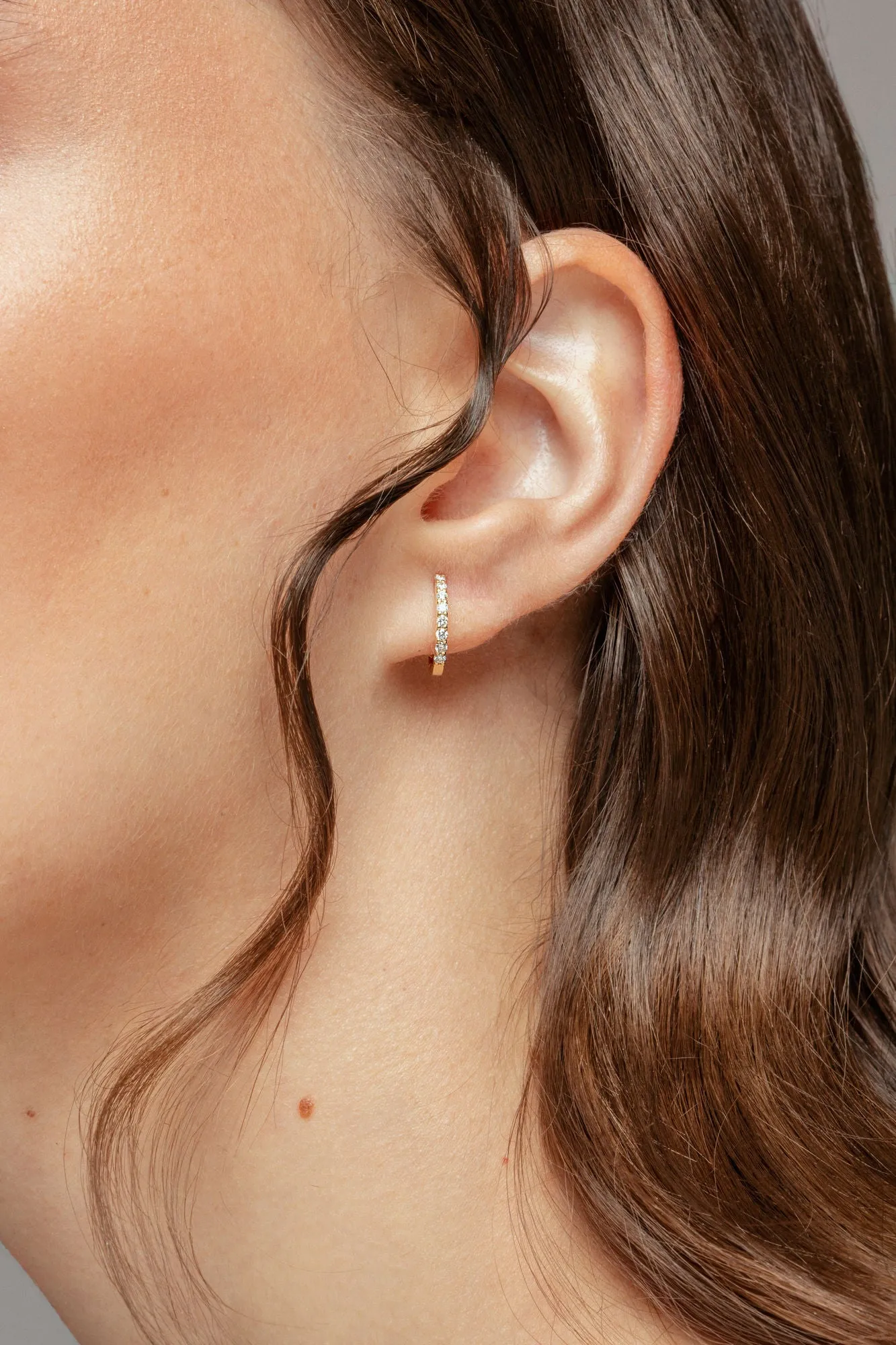 Medium Line 18K White Gold Hoops w. Lab-Grown Diamonds