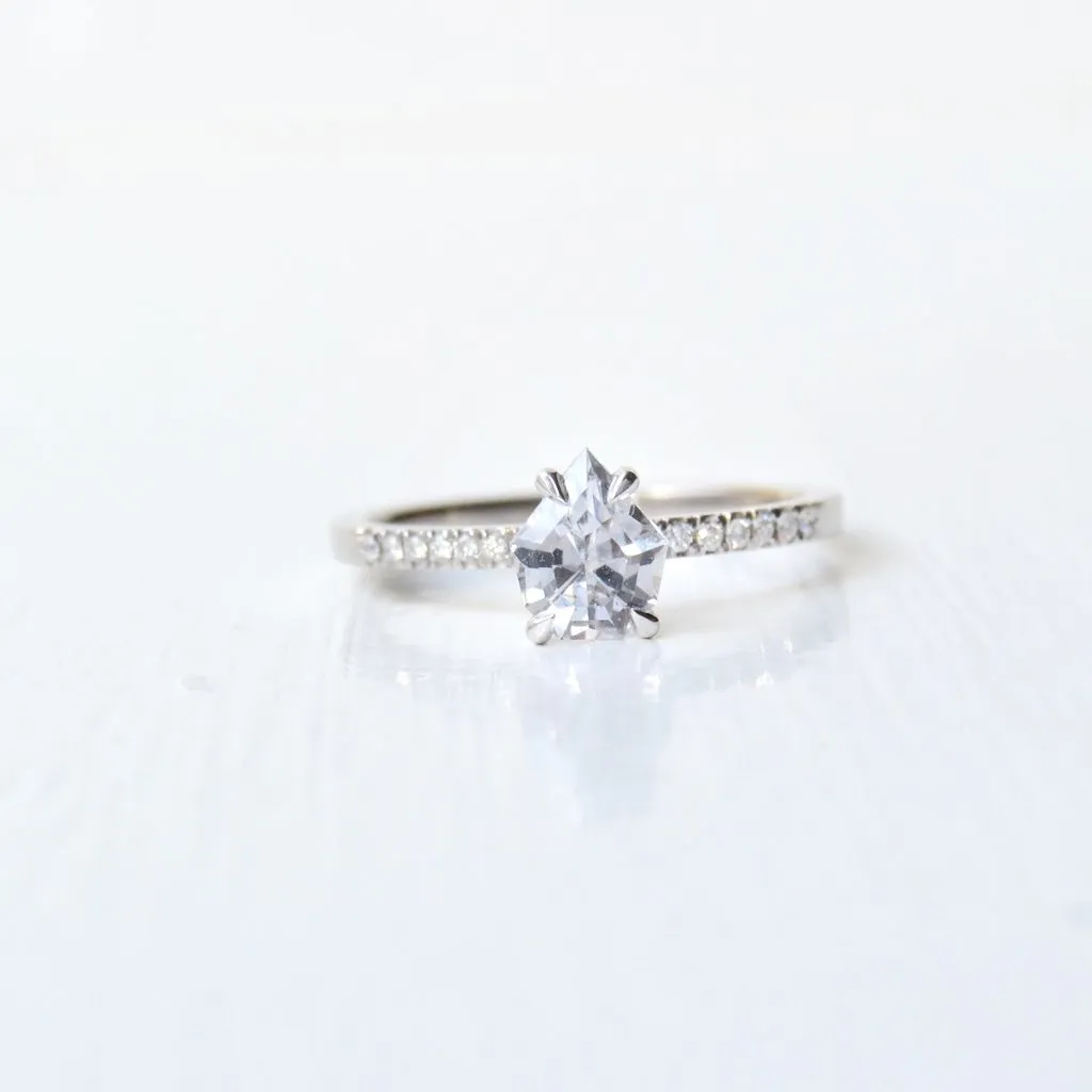 Paliha Sudu 18K Whitegold Ring w. Sapphire & Diamonds