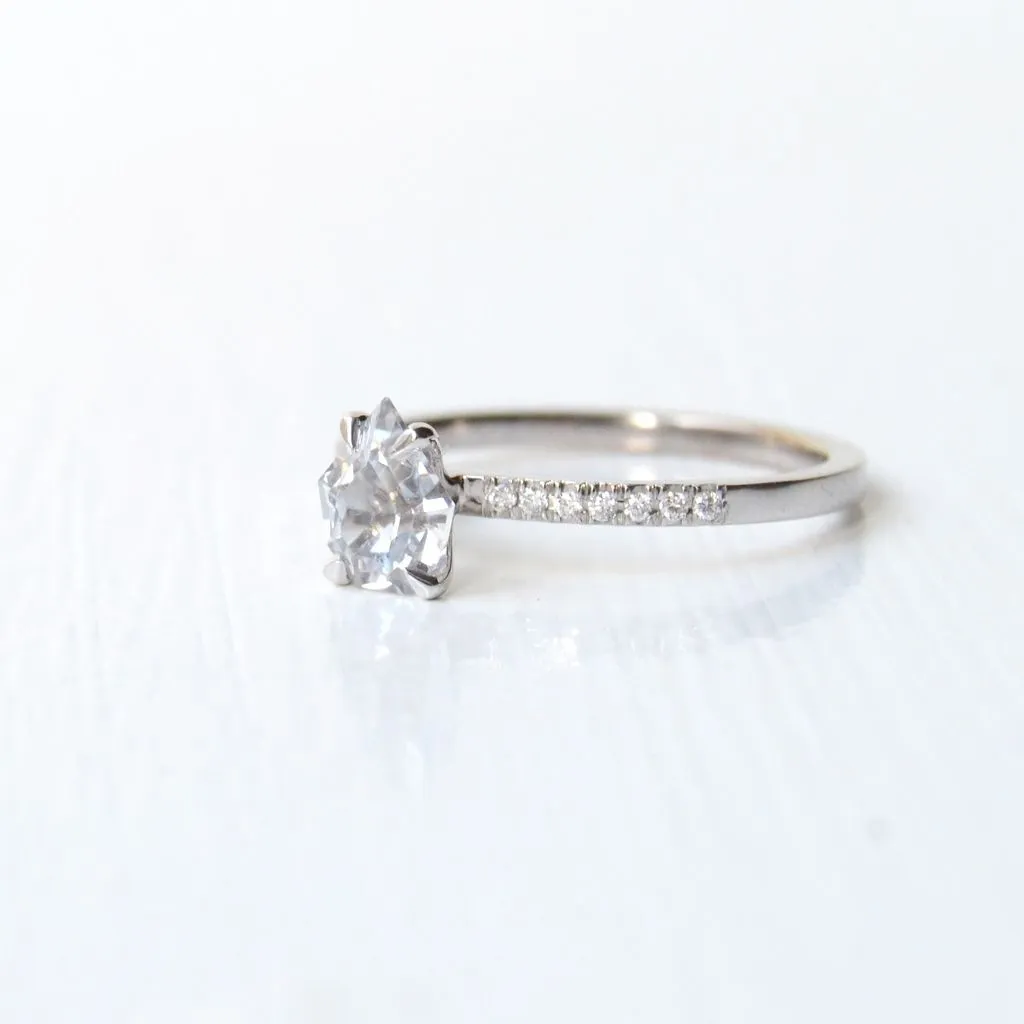 Paliha Sudu 18K Whitegold Ring w. Sapphire & Diamonds