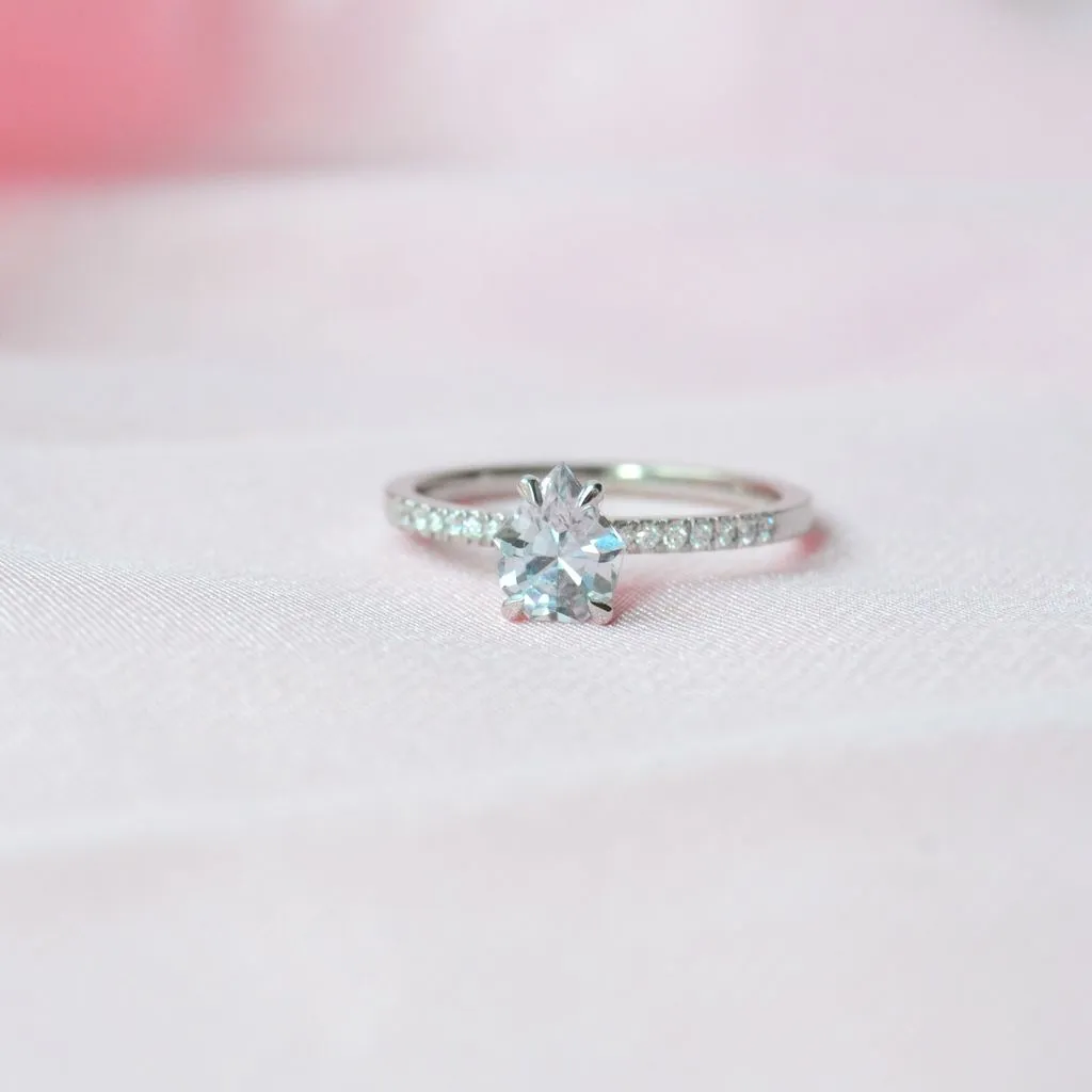 Paliha Sudu 18K Whitegold Ring w. Sapphire & Diamonds
