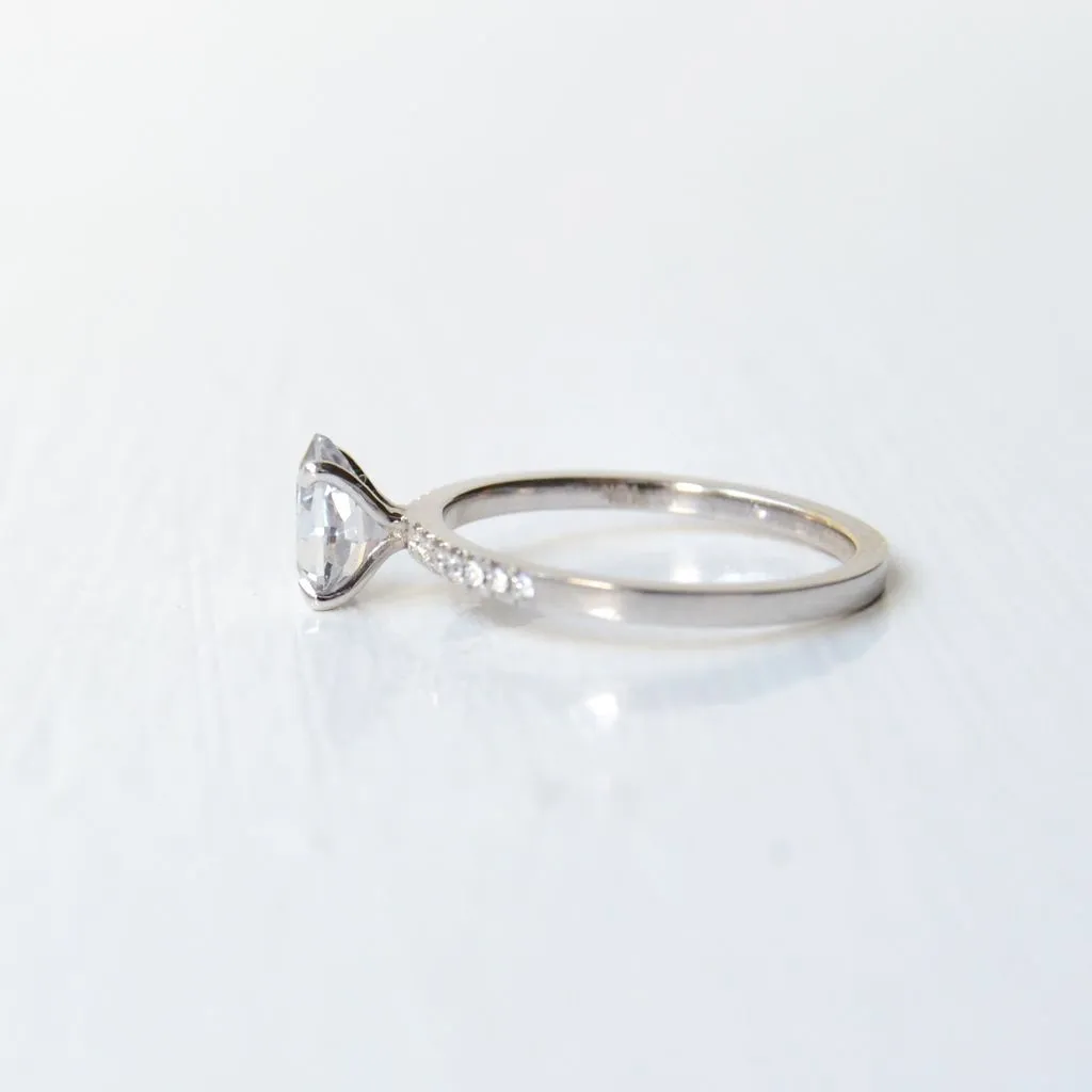 Paliha Sudu 18K Whitegold Ring w. Sapphire & Diamonds