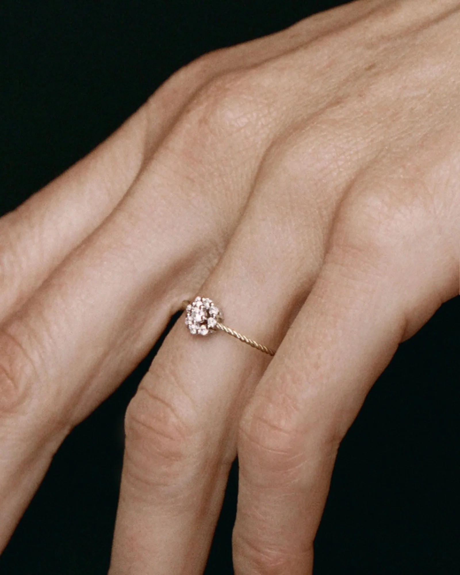 Rosette 18K Gold Ring w. Diamond
