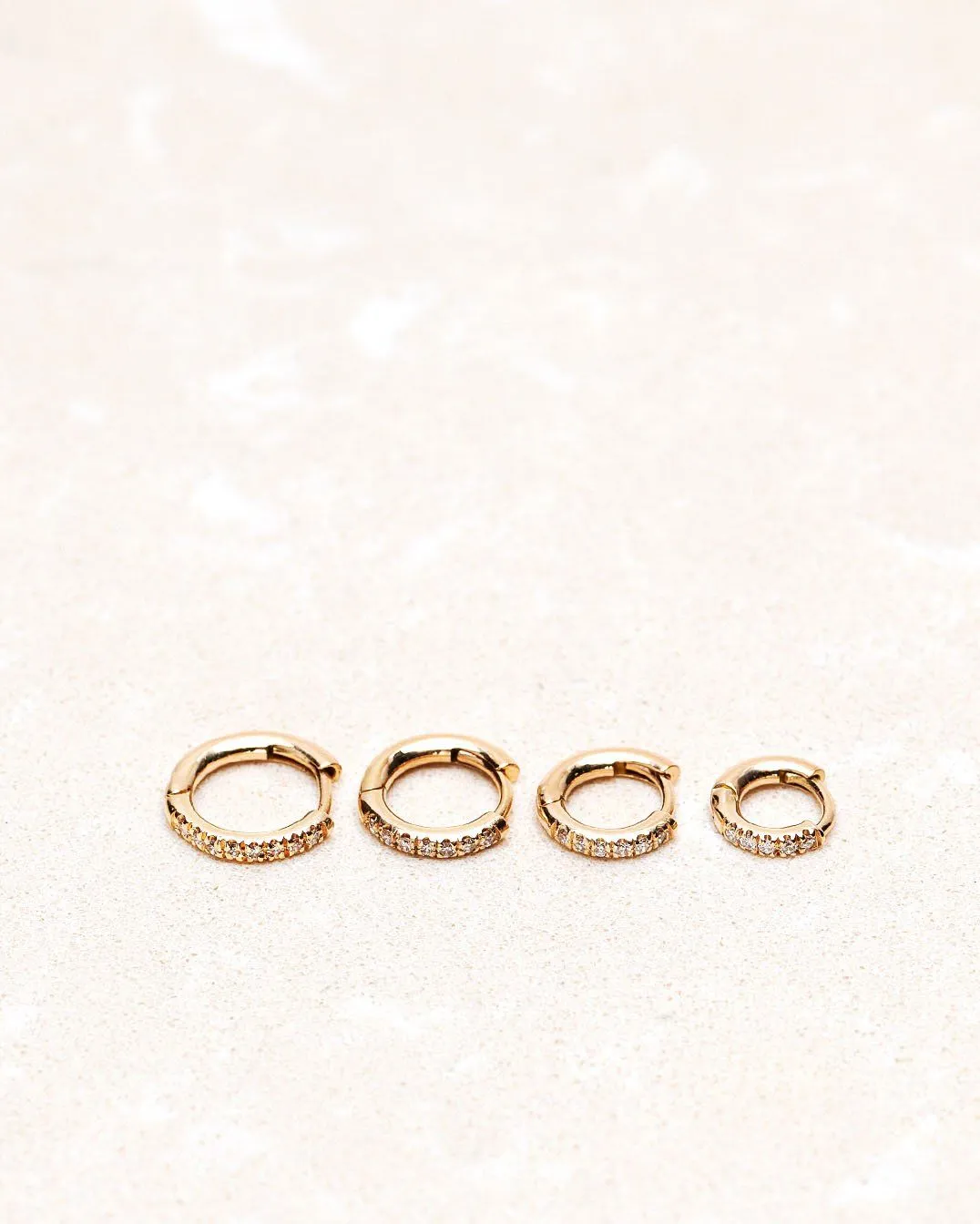 Signature 7mm 18K Gold, Whitegold or Rosegold Huggie w. Diamonds
