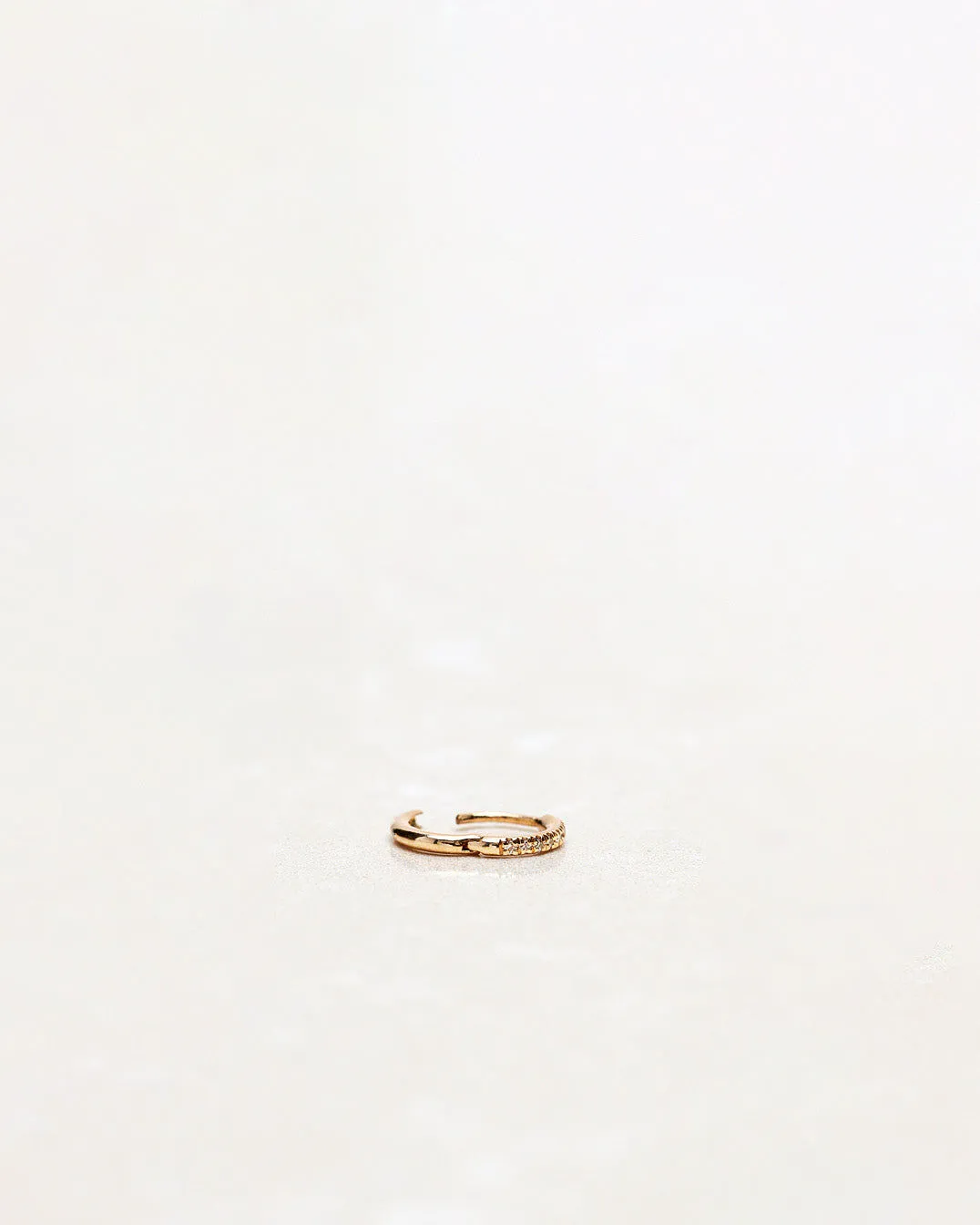 Signature 7mm 18K Gold, Whitegold or Rosegold Huggie w. Diamonds