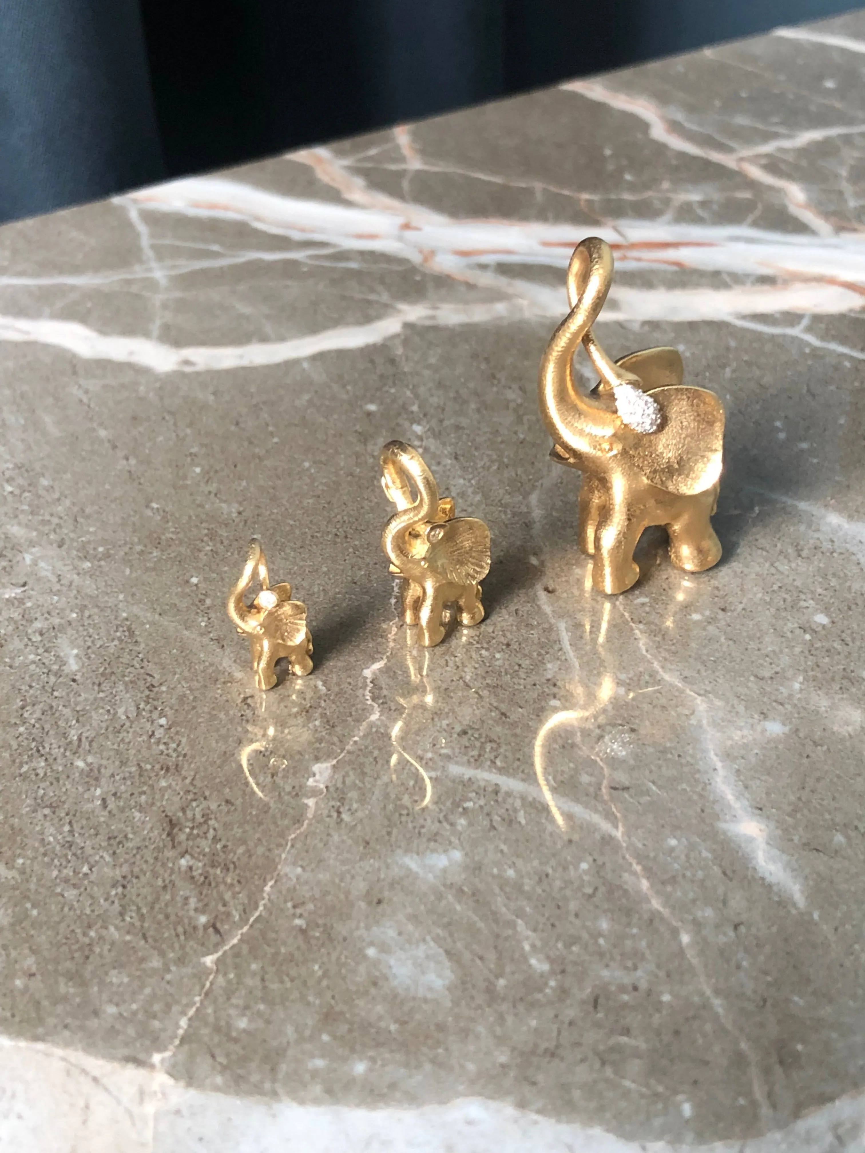 Small Elephant Charm 18K Gold Pendant w. Diamond