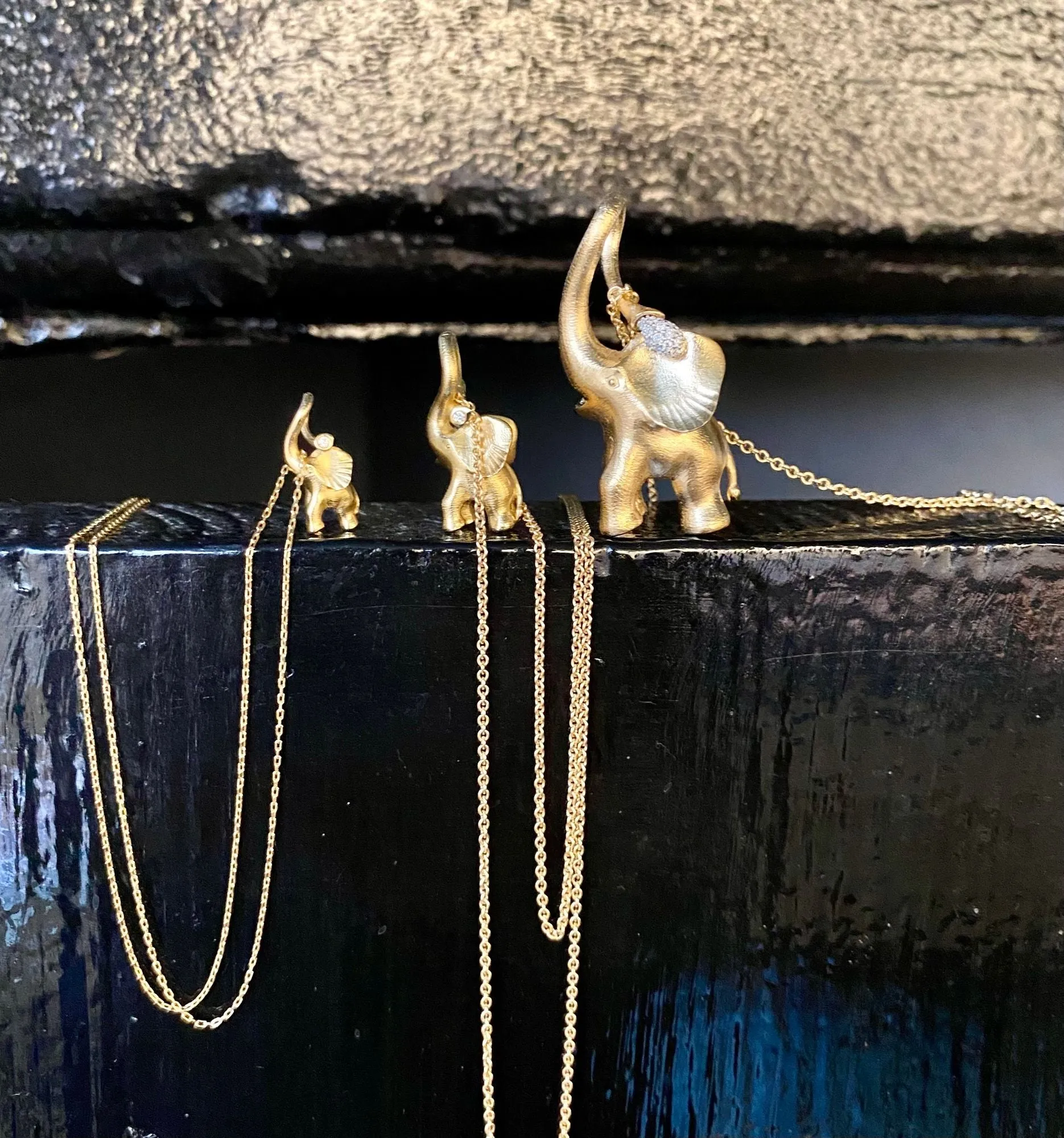 Small Elephant Charm 18K Gold Pendant w. Diamond