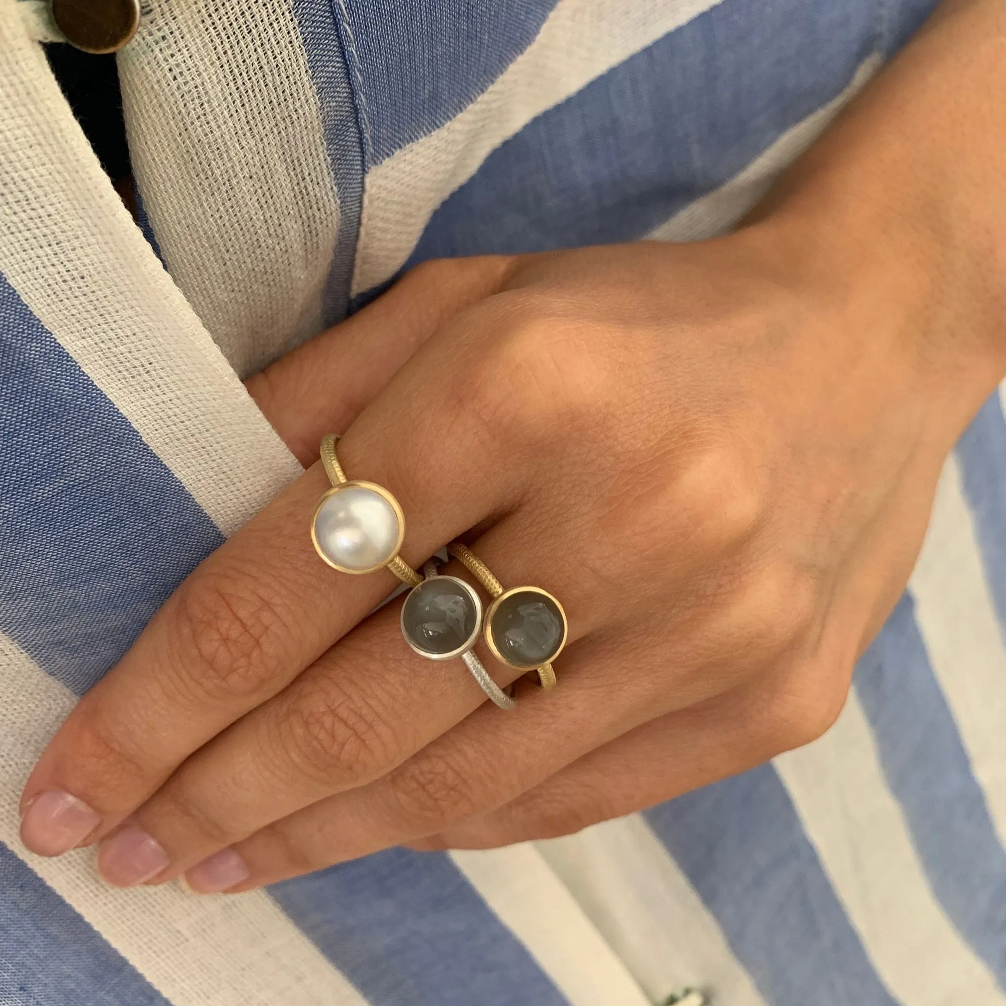 Small Pacific 18K Gold Ring w. Grey Pearl