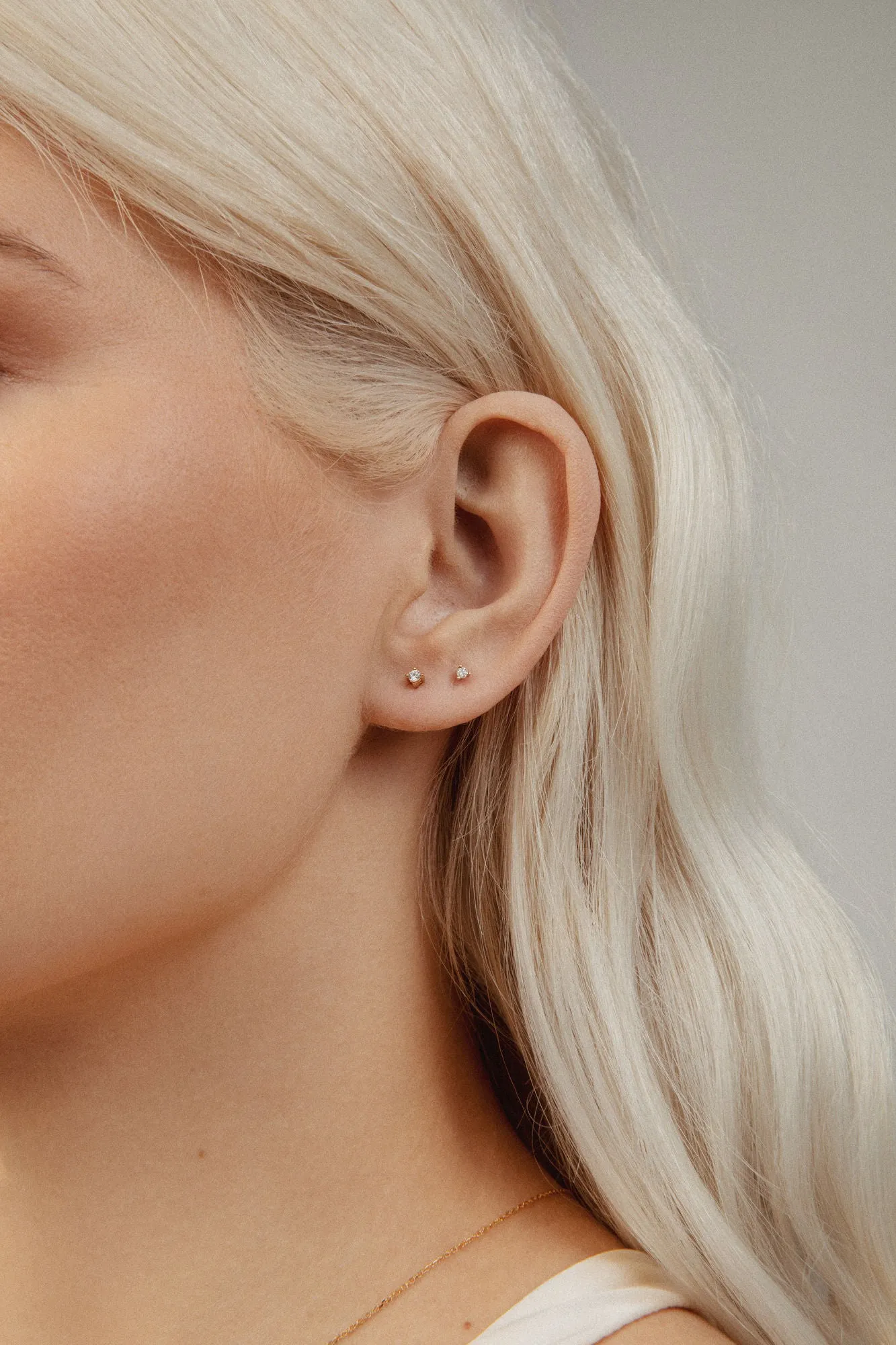 Solitaire Mini 18K Stud Earring w. Lab-Grown Diamond