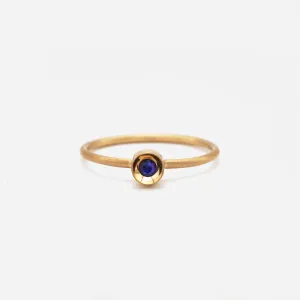 Spot Ring 10K Gold Ring w. Sapphire