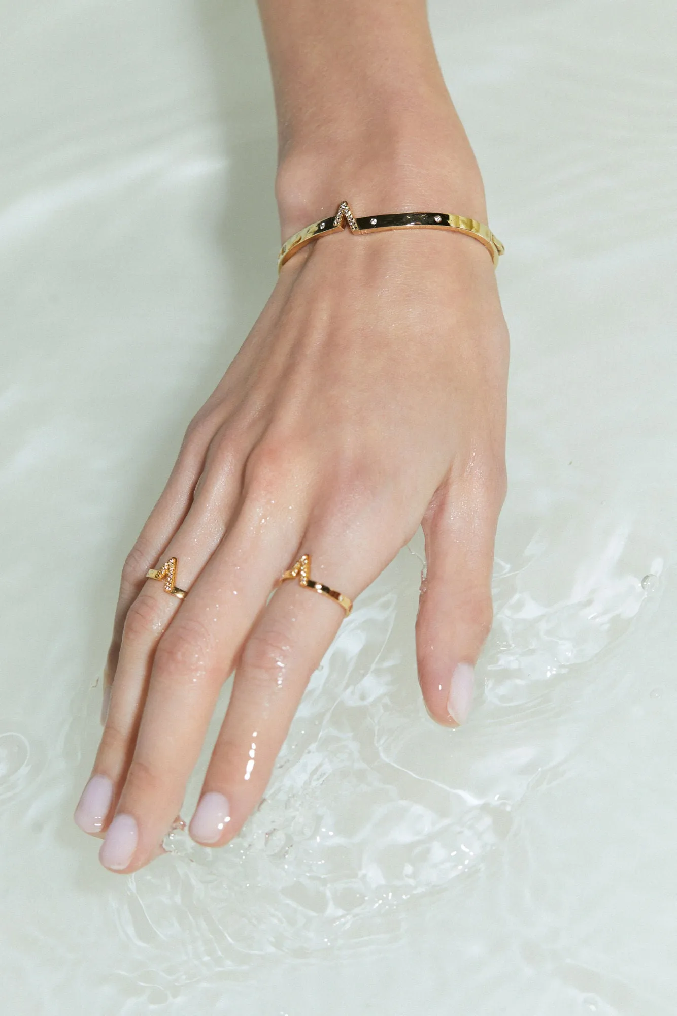 V 18K Gold Ring w. Lab-Grown Diamonds